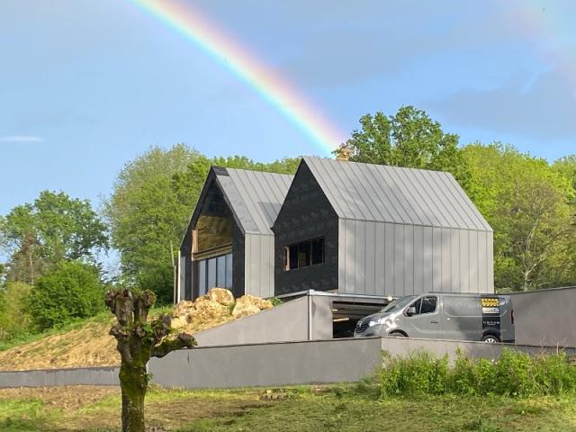 Bac acier Clipéo façon zinc joint debout et enduit de façade gris au printemps 